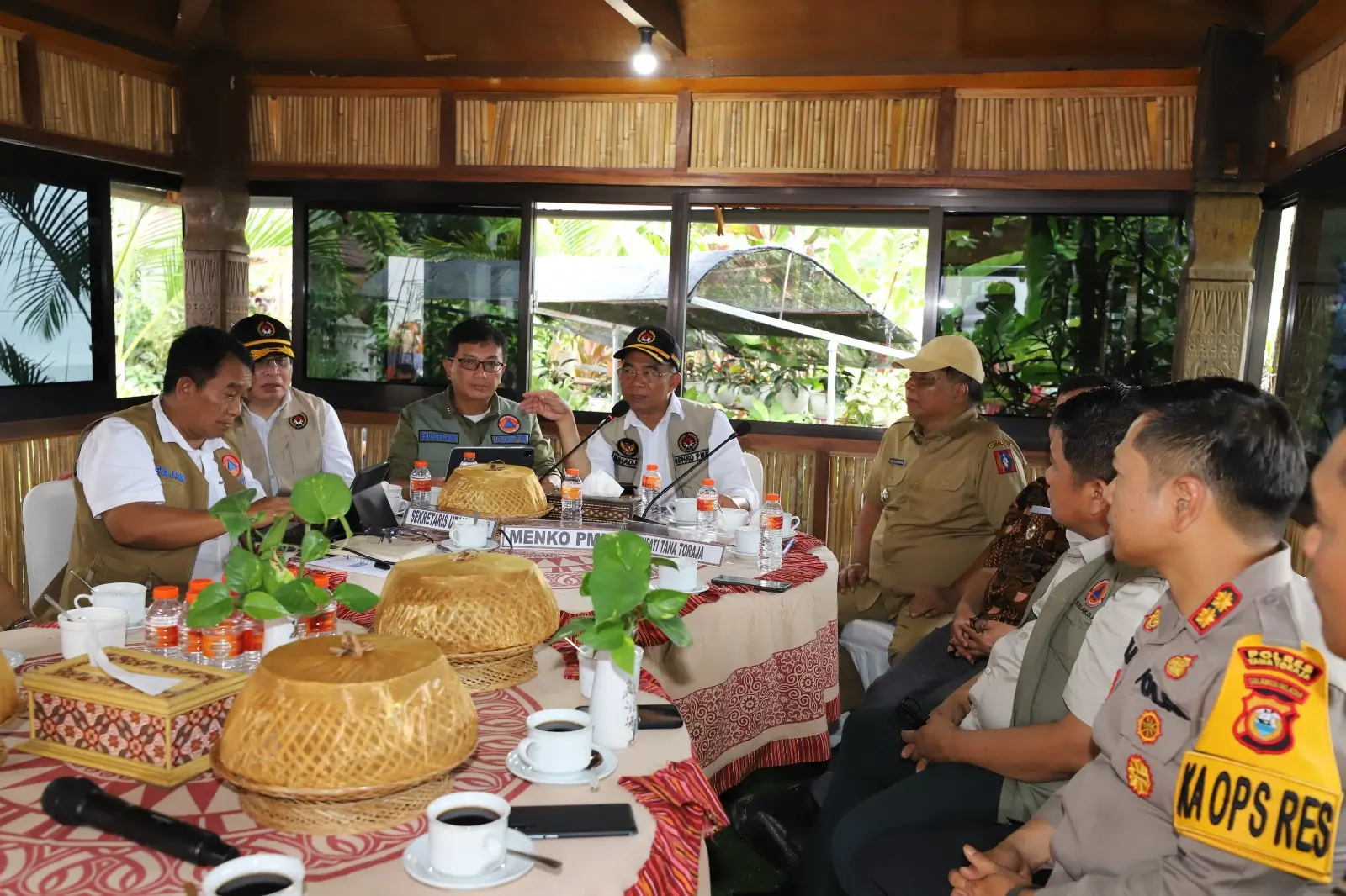 Kedatangan Sekretaris Utama BNPB bersama Menko PMK guna memimpin Rapat Koordinasi Penanganan Bencana Tanah Longsor di Kabupaten Tana Toraja di Rujab Bupati Tana Toraja, Jumat (19/4).